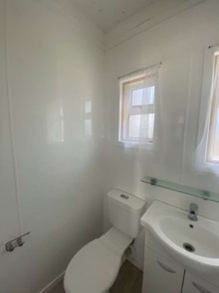 2/13 Eason Street 11068_5