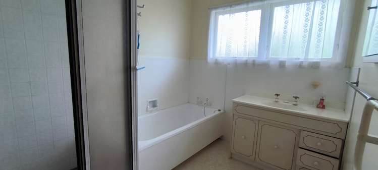 65a Uxbridge Road Mellons Bay_5