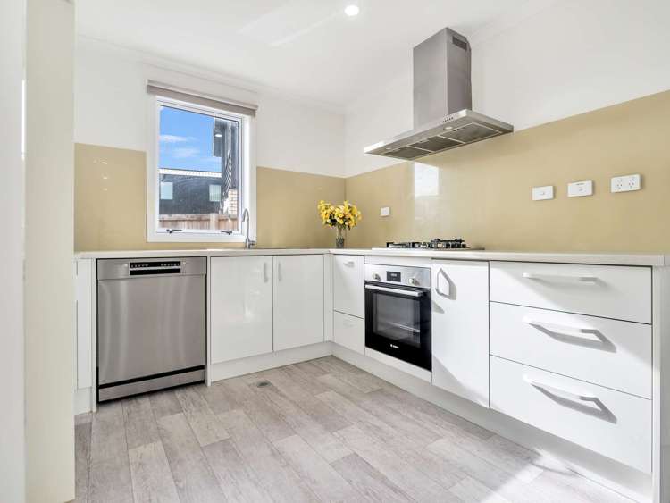 2/8 Mila Paige Close Glenview_8