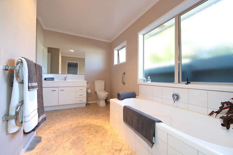 911a Churchill Street Akina_24