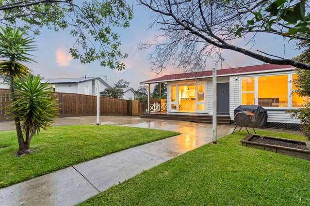 Sunny renovated 3 bedroom home with huge backyard in Beach Haven