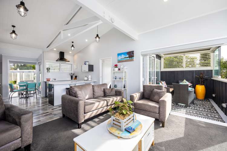 11 Piccadilly Circus Snells Beach_20