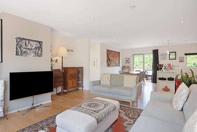 35 Saddleback Grove Karori_5