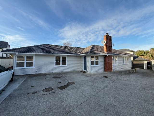 Beautiful Modern Family Home Ã¢ÂÂ Fully Fenced with Entertaining Deck
