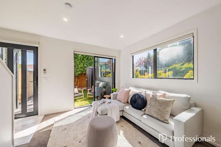 2/97 Whites Line East Waiwhetu_3