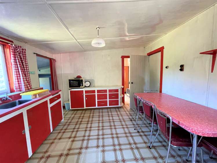 14 Tarata Street Kaka Point_11