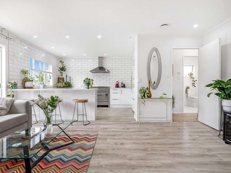 2/1 Woodside Road Massey_13