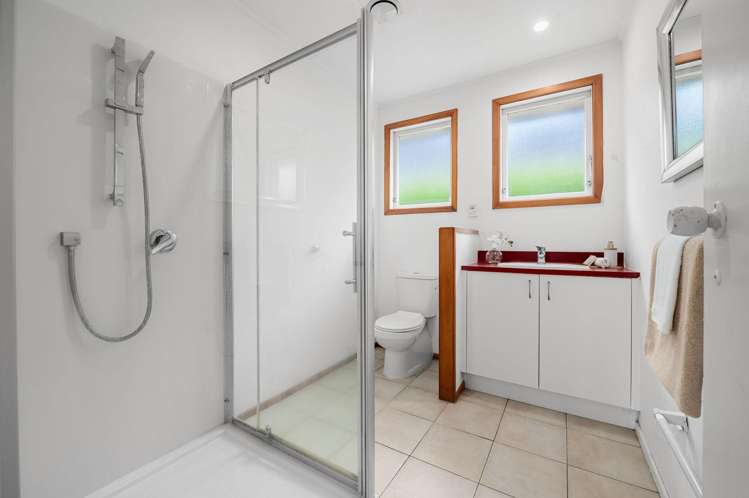 807 + 807a River Road Chartwell_36