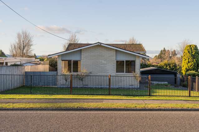 Growing Family Living & Stunning Mountain Views