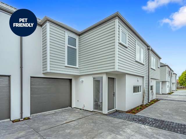 Modern 3-Bedroom Townhouse with garage!