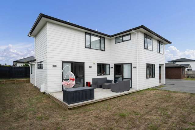 NEAR NEW LARGE FIVE BEDROOM