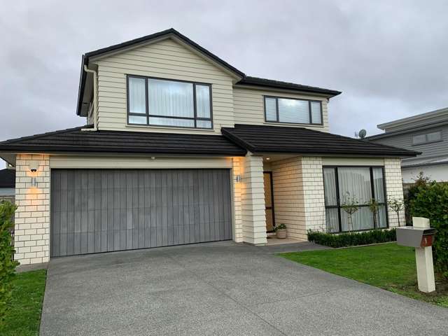 Spacious 5-Bedroom Family Home in Beautiful Karaka Lakes