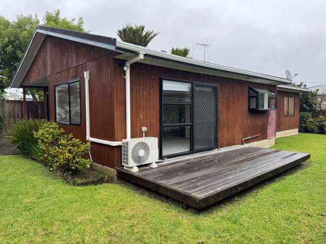 Sun-Drenched Cedar Sanctuary in Heart of Pt Chev