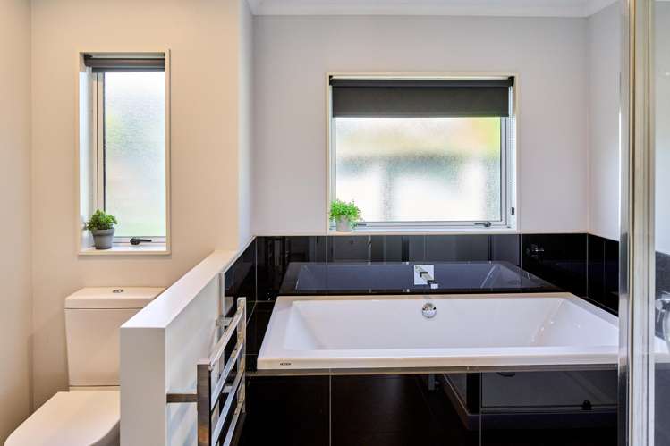 29 Paparoa Crescent Aotea_11