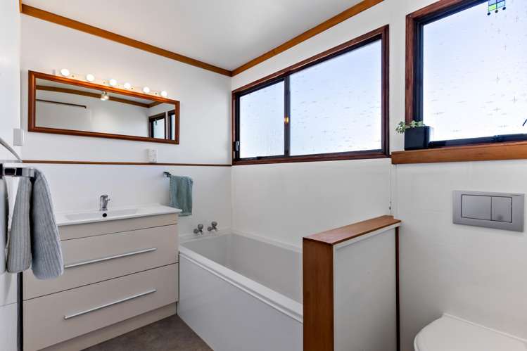 84 Thurleigh Grove Karori_17