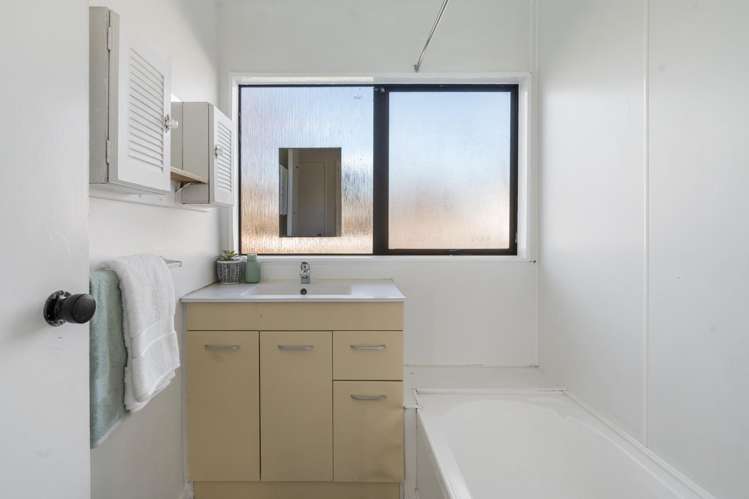 17B Grayson Avenue Mangakakahi_12