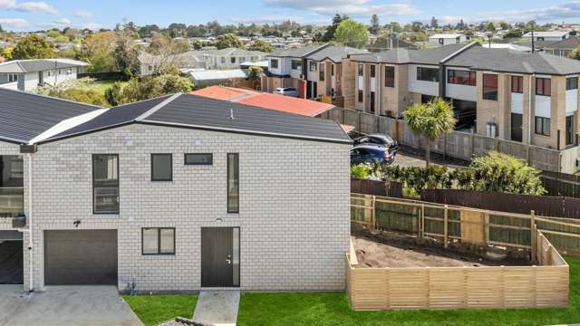 Modern Comfort & Convenience at 1/30 Tawa Cres...