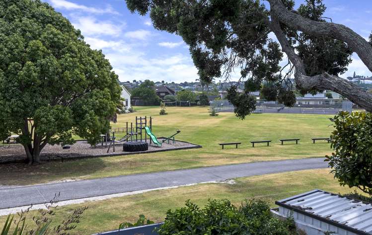 2/7 Hostel Access Road Eastern Beach_19