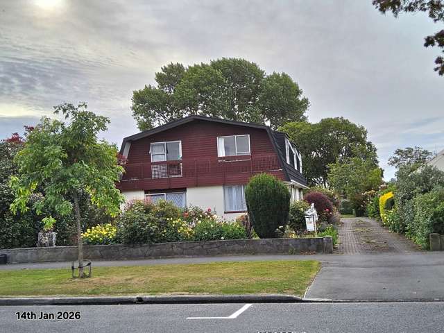 Spacious 6 bedroom house for immediate occupation