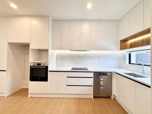 Te Atatu Peninsula, 2 bedrooms with 1 Study