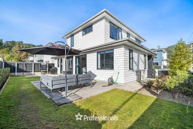 MODERN, STYLISH & STANDALONE - NEAR NEW!