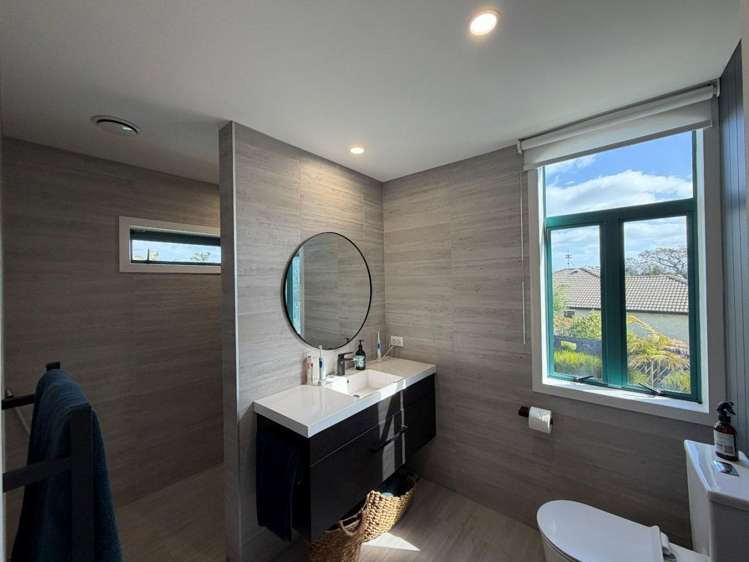 20 Sunrise Avenue 11229_16
