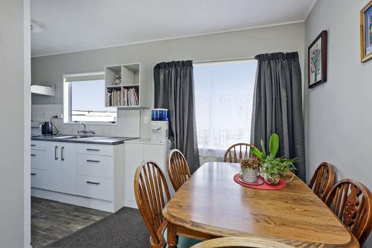 14b Holmes Place Flaxmere_3