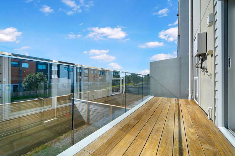 81 Bordeaux Parade Te Atatu South_10