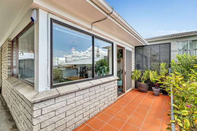 Modern Living in Glen Eden!