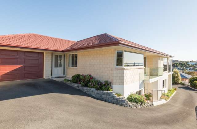 Spacious Dual Living with Stunning Views!!