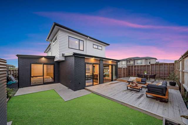 Signature Luxury Homes in Top Location!