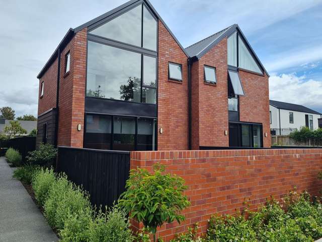 Sunny modern townhouse near Merivale Mall