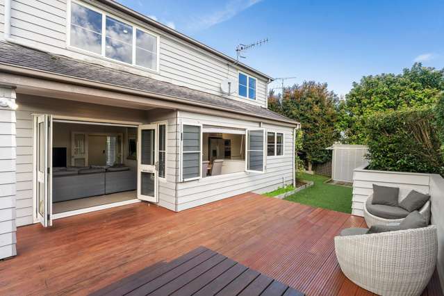 Modern, Sunny & Easy-Care - Family Living