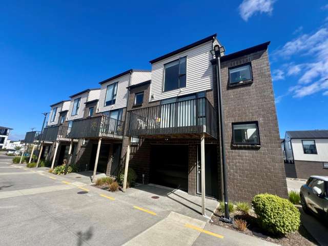 Three Bedroom  Townhouse with Garage