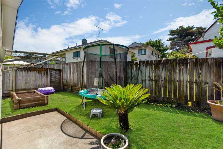 2/93 Athena Drive Totara Vale_3