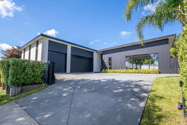 Statement Living: Pool, Studio & Triple Garage