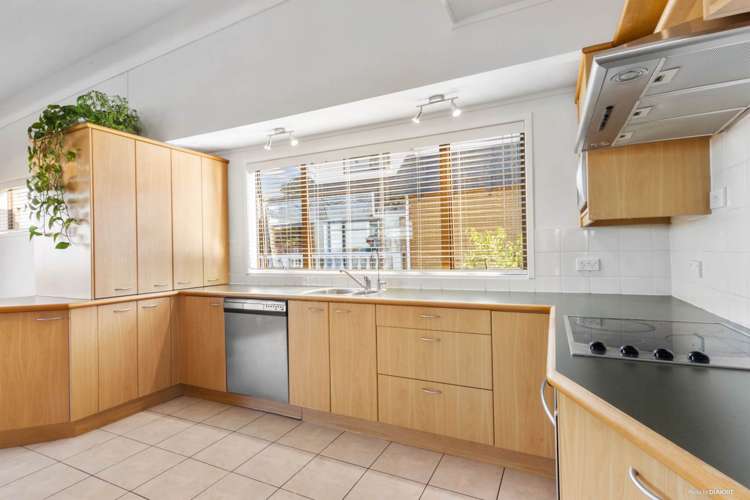 219 Royal Road Massey_14