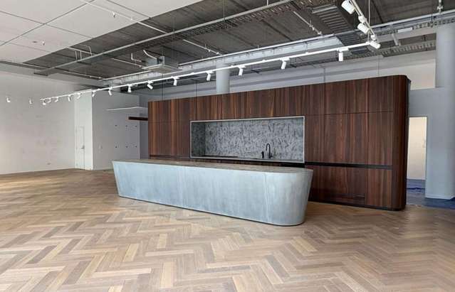 High exposure corner retail