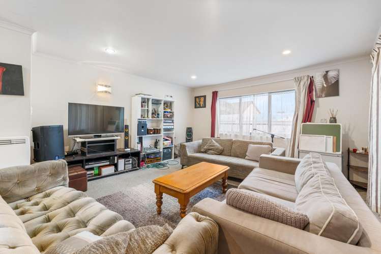 81 Royal Road Massey_4