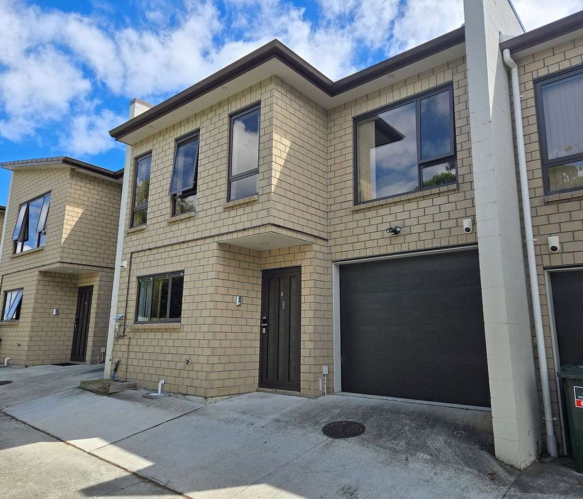 4 Bedroom + 2.5 Bathrooms + 1 Garage 1