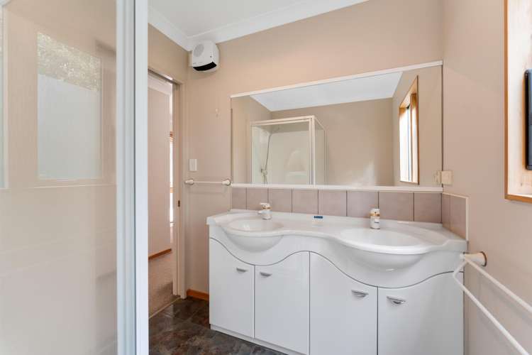 47 Whakamoenga Point Acacia Bay_19