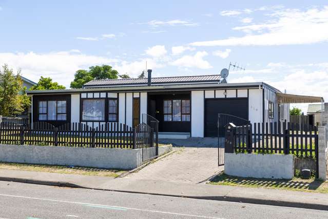 Spacious Family Home On The Avenue