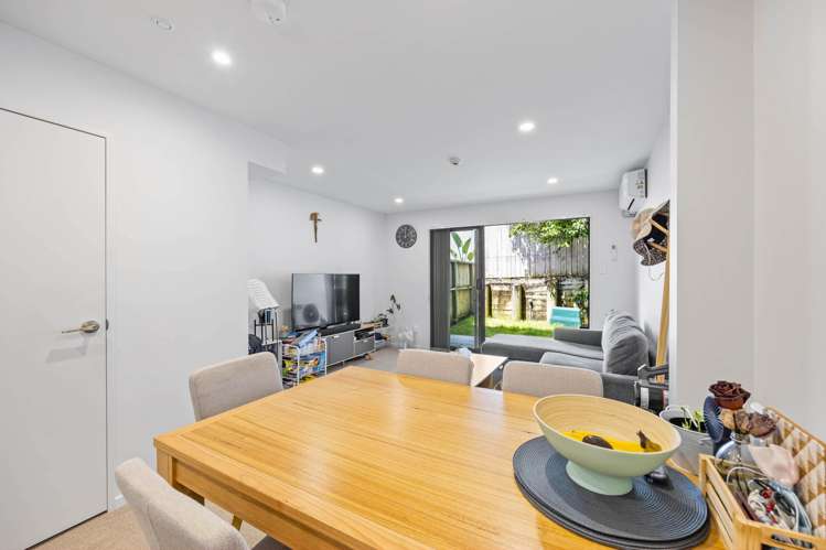 16/18 Hewlett Road Massey_16