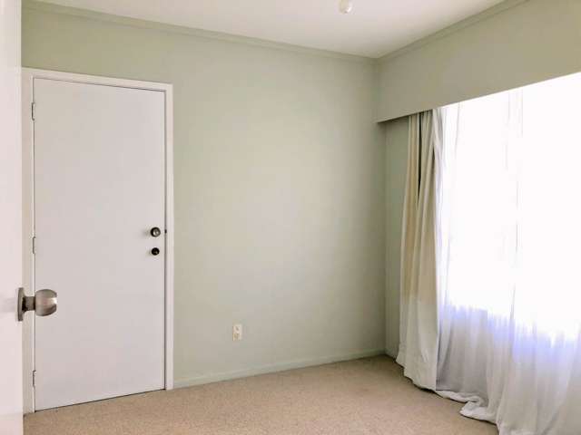 Sunny 2 bedroom home with extra sunroom & garage