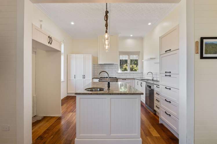 1106 Egmont Road Egmont Village_5