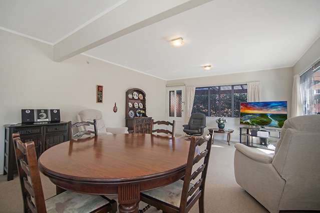 2/10 Counsel Terrace Mount Albert_2