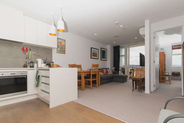 303C/26 Racecourse Parade 10016_3