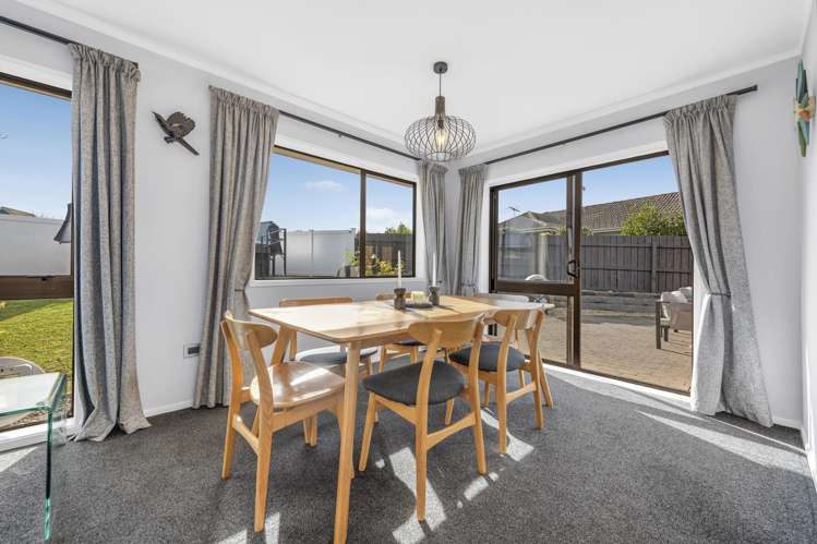 2/10 Pinewood Grove Botany Downs_3