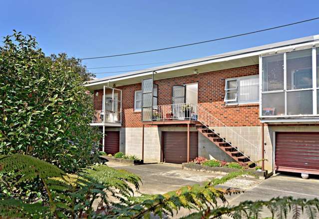 Sunny 2 Bedroom Home with Garage in a Prime Mount Albert Location