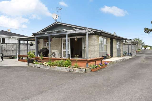 Sunny Townhouse With Double Garage and Parking